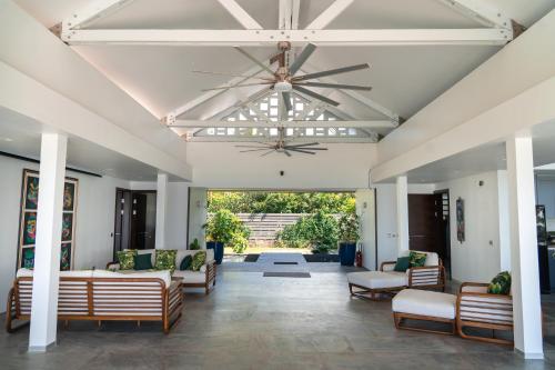 Ein Sitzbereich in der Unterkunft Villa Jessivia Beach