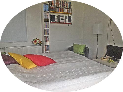 een slaapkamer met een groot bed en een spiegel bij B&B 2 Hoog Lelystad in Lelystad
