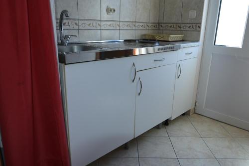 Kuchyň nebo kuchyňský kout v ubytování Apartmani Vlaovic