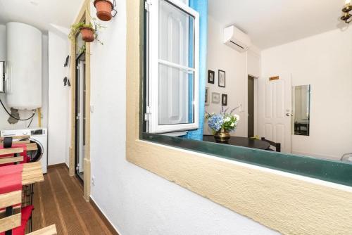 een hal met een raam en een wastafel bij Amazing Double room In City Center, with shared bathroom, Rustic in Lissabon