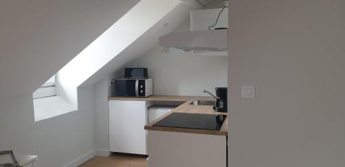 a kitchen with a sink and a microwave at La Villa Esponda in Saint-Jean-Pied-de-Port
