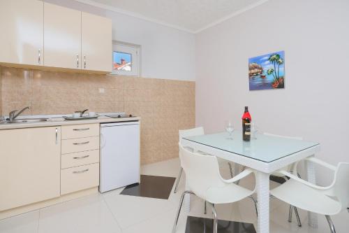 Kuchyň nebo kuchyňský kout v ubytování Apartmani Viki