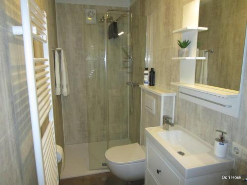 La salle de bains est pourvue d'une douche, de toilettes et d'un lavabo. dans l'établissement Sunna's Guesthouse, à Drangsnes