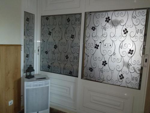 uma cozinha com duas portas de vidro com flores em Casa Freitas em Combarro