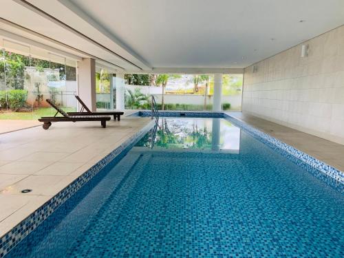 La alberca dentro o cerca de Flat Vip 5 Estrelas Granja Vianna Luxuoso e Sofisticado Alto Padrão Animália Park!