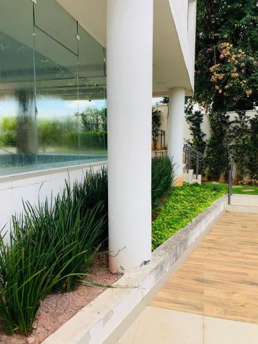 Un jardín fuera de Flat Vip 5 Estrelas Granja Vianna Luxuoso e Sofisticado Alto Padrão Animália Park!