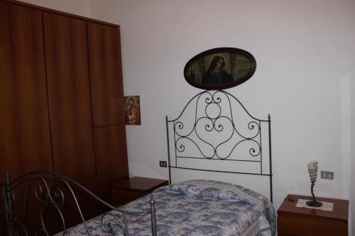 a bedroom with a bed and a mirror on the wall at Il Vecchio Cipresso in San Gimignano