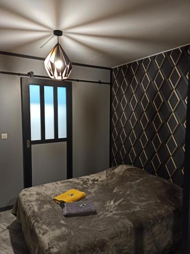 - une chambre dotée d'un lit avec un objet jaune dans l'établissement Tranquillité & indépendance au coeur de la sologne, à Lamotte-Beuvron