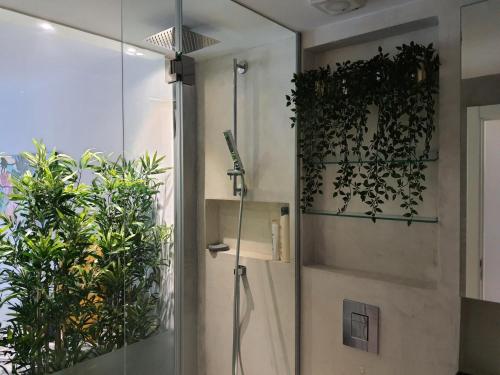 Vonios kambarys apgyvendinimo įstaigoje Exotic Fusion double Suite with Garden