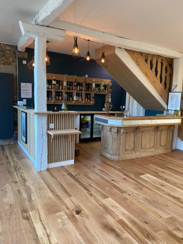 un bar dans une pièce avec parquet et plafond en bois dans l'établissement Manoir De Rigourdaine, à Plouër-sur-Rance