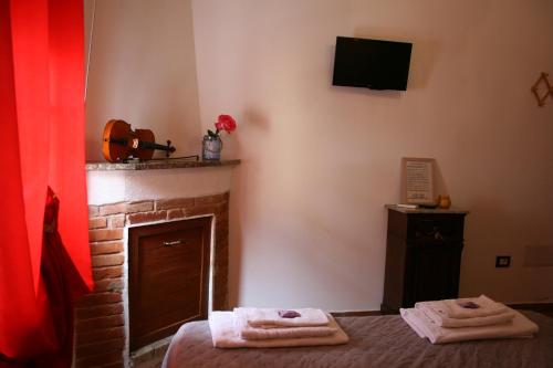 - une chambre avec une cheminée et un lit avec des serviettes dans l'établissement b&b Duca d'Aosta, à Olbia