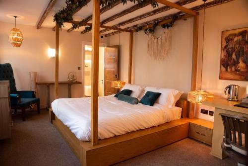 1 dormitorio con 1 cama con marco de madera en Domo Boutique Hotel en Oldbury
