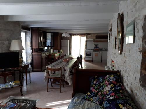 une cuisine et un salon avec un canapé et une table dans l'établissement grange4, à Sainte-Marie de Ré