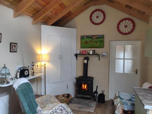uma sala de estar com lareira e fogão em Pat Tadys em Manorhamilton