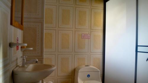 Hotel Costa Mar Coveñasにあるバスルーム