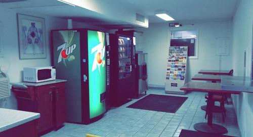 una tienda de refrescos con máquina expendedora y microondas en RED CARPET INN LOUISVILLE NORTH -Jeffersonville In en Jeffersonville