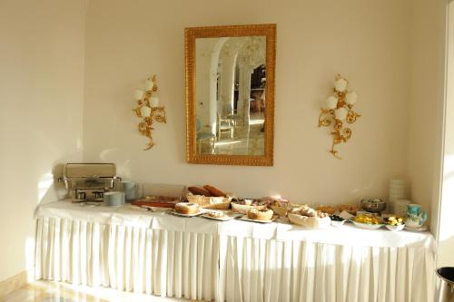 a table with plates of food on it with a mirror at Hotel Villa Fraulo in Ravello