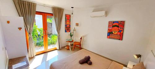 una camera con un letto e una grande finestra di Living Room Lembongan a Nusa Lembongan