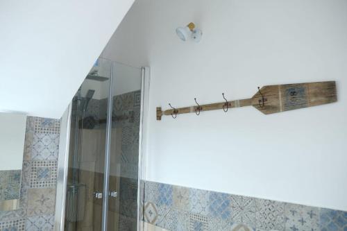 een badkamer met een douche en een glazen deur bij B&B Una favola di mare in Lampedusa
