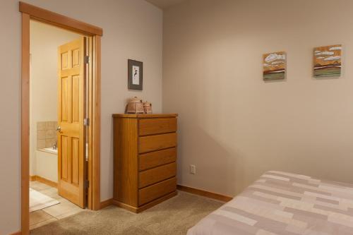 Cama o camas de una habitación en River Scene - Great Views! 30 day minimum required home
