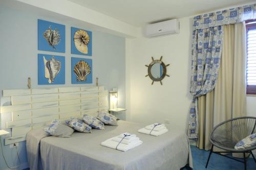 um quarto com 2 camas e toalhas em B&B Una favola di mare em Lampedusa