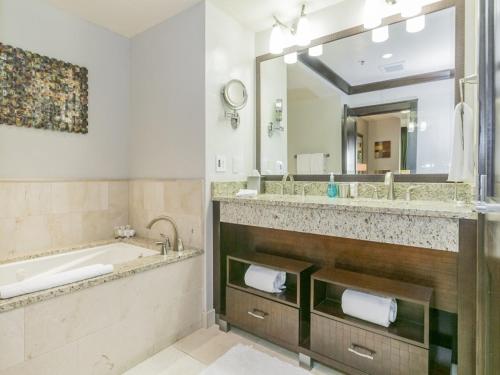 bagno con vasca e grande specchio di Luxurious 3 Bedroom With Ski in & out Access condo a Truckee