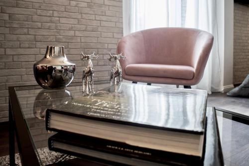 sala de estar con silla y mesa de cristal en S H E N K I N ChicLife Design Apt next to the Museum en Bergamo