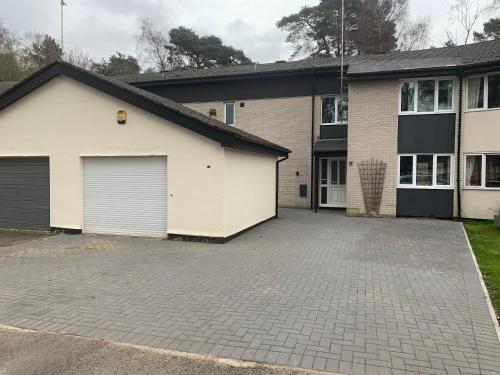 5 Bed Camberley Airport Accommodation