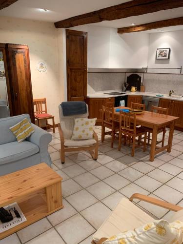 salon z kanapą i stołem w obiekcie Well equipped village house close to historic centre - Pézenas w mieście Pézenas