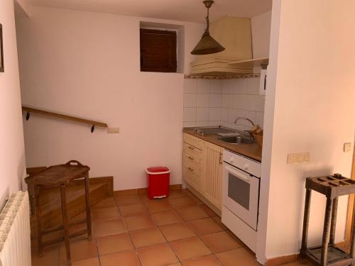 a small kitchen with a sink and a stove at Casa Clemente II in La Hiruela