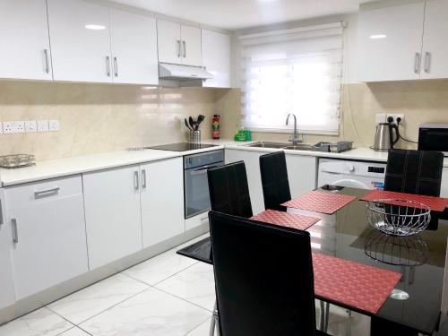 O bucătărie sau chicinetă la Seafront - 2 bedroom Modern
