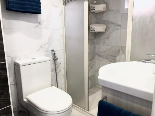 ห้องน้ำของ Seafront - 2 bedroom Modern