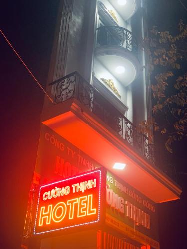 a hotel sign on the side of a building at Cường Thịnh Hotel in Na Dao Tổng