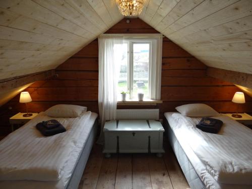 Un pat sau paturi într-o cameră la Pilgården Fornåsa, Drängstugan