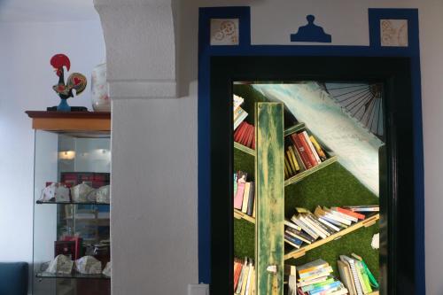 a book shelf filled with books in a room at Casa Do Relogio in Óbidos