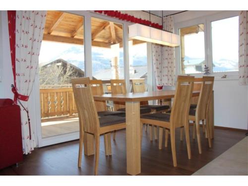 a dining room with a table and chairs and a window at Apartmán Fürth in Kaprun
