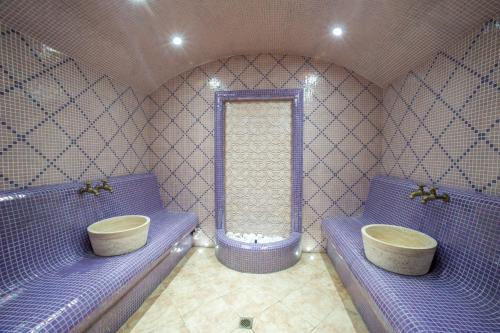 Ванна кімната в Izida Palace Apartments