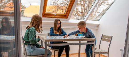 three girls and a boy sitting at a table at Harangtorony Szálló in Kőszeg