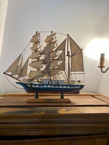 a wooden model of a boat sitting on a table at Manoir de L'Oiselière in La Remuée