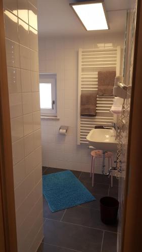 シェーナウ・アム・ケーニッヒスゼーにあるPension Zillnhäuslのバスルーム(シンク、鏡、シンク付)