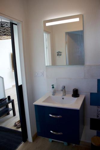 une salle de bain avec un lavabo et un miroir dans l'établissement Maison-villa Quiberon, 5 personnes, jardin, proche du port, plages baie et océan, à Quiberon