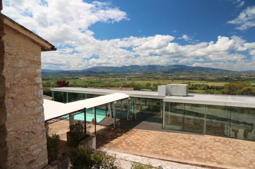 a house with a balcony with a view of the mountains at Corte Fratini Appartamenti in Trevi