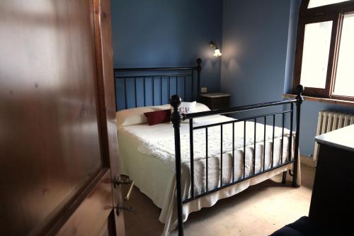 a small bedroom with a bed and a window at Corte Fratini Appartamenti in Trevi