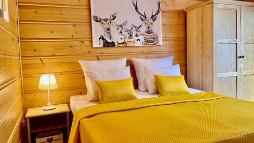 1 dormitorio con 1 cama con colcha amarilla en Jaszowianka Best For You en Ustroń