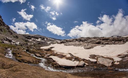 góra ze śniegiem na boku w obiekcie TODOSIERRANEVADA ZONA BAJA - EDIFICIO ATLAS - VISTAS A LA MONTANA - Junto a los Telecabinas w mieście Sierra Nevada