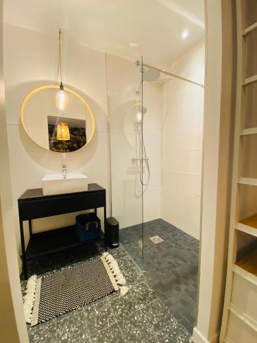 une salle de bain avec un lavabo et une douche dans l'établissement Le clos de l'Embellie, à Lorient