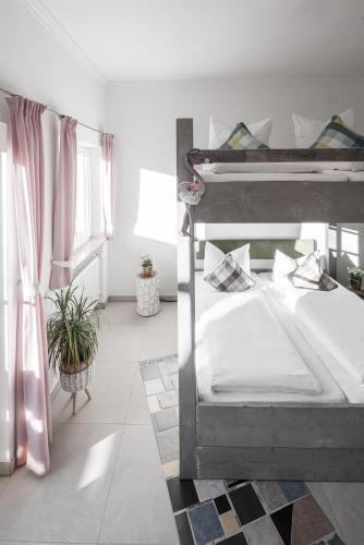 a bedroom with two bunk beds in a room at Zur Schönen Aussicht Hotel garni in Garmisch-Partenkirchen
