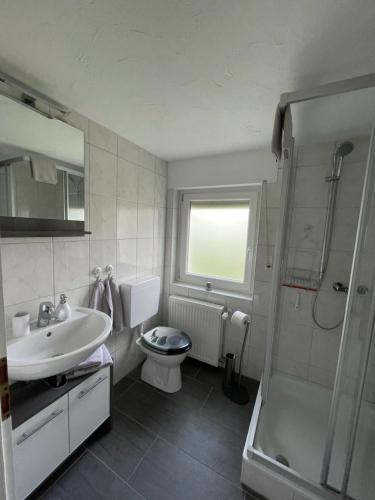 Ένα μπάνιο στο Ferienwohnung Venwegen