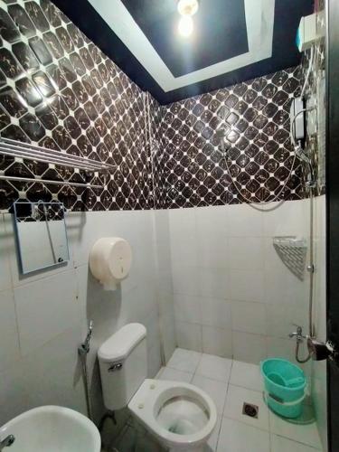 een badkamer met een toilet en een wastafel bij DJCI Apartelle with own Kitchen & Bath 103-212 in Cabanatuan