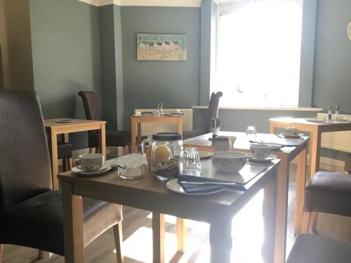 A restaurant or other place to eat at The Coventry Guest House 